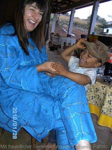 Katharina Paholo – Königin von Kamerun – und ihr Sohn Sky brauchen Hilfe um nach Hause zu kommen
