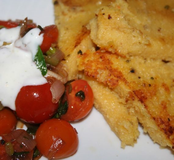 Knusprige Polenta-Schnitten mit Tomaten-Petersilien-Salat und erfrischendem Limonen-Joghurt