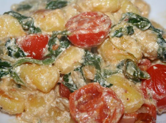 Max’ Lieblings-Gnocchi in Ziegenkäse-Soße mit Blattspinat und kleinen Tomaten
