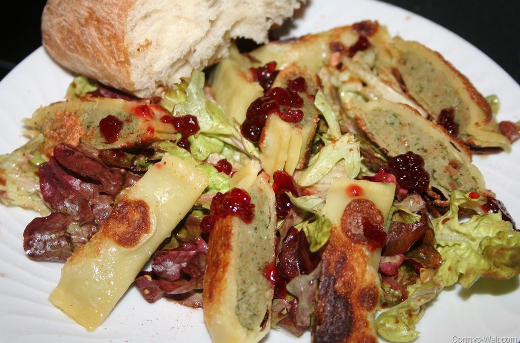 Herzhaft-fruchtiger Maultaschen-Salat mit Preiselbeeren, scharfem Paprika-Fleu de Sel und Ciabatta