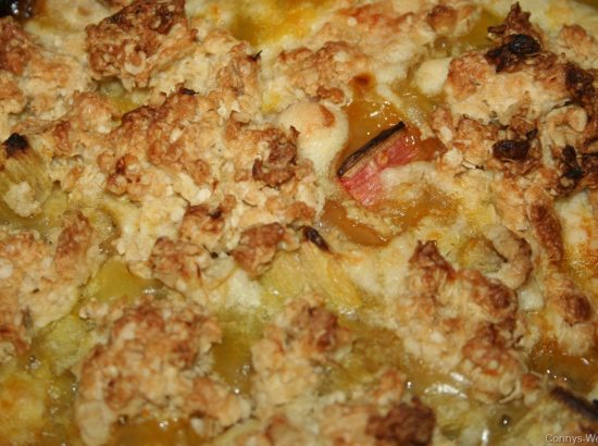 Neumodische Bauernpfanne mit Berberitzen, Cashewkernen und Mozzarella mit Dessert Gebackener Rhabarber-Crumble