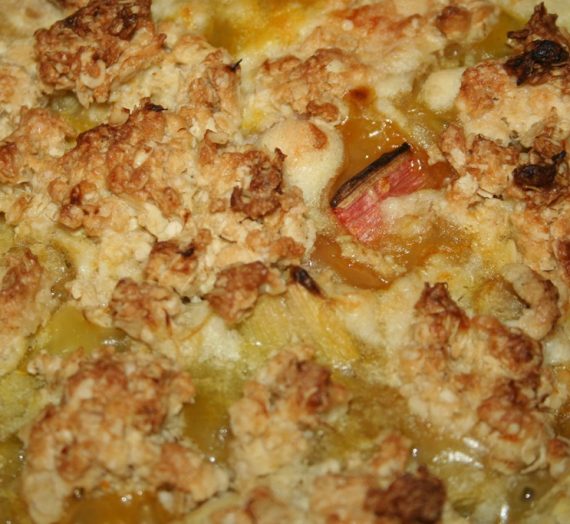 Neumodische Bauernpfanne mit Berberitzen, Cashewkernen und Mozzarella mit Dessert Gebackener Rhabarber-Crumble