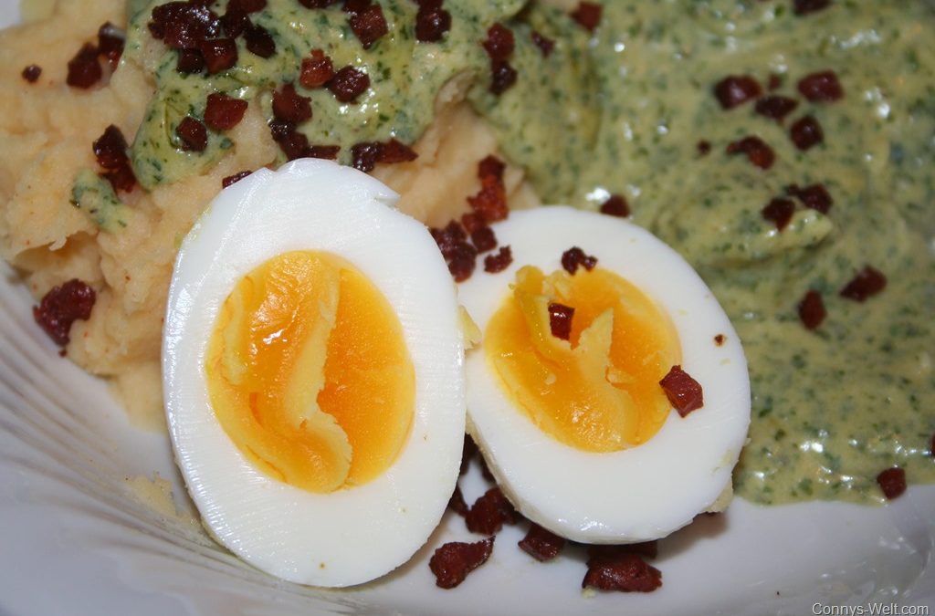 Wachsweiche Eier auf Kartoffel-Schinken-Stampf und Bärlauchsoße
