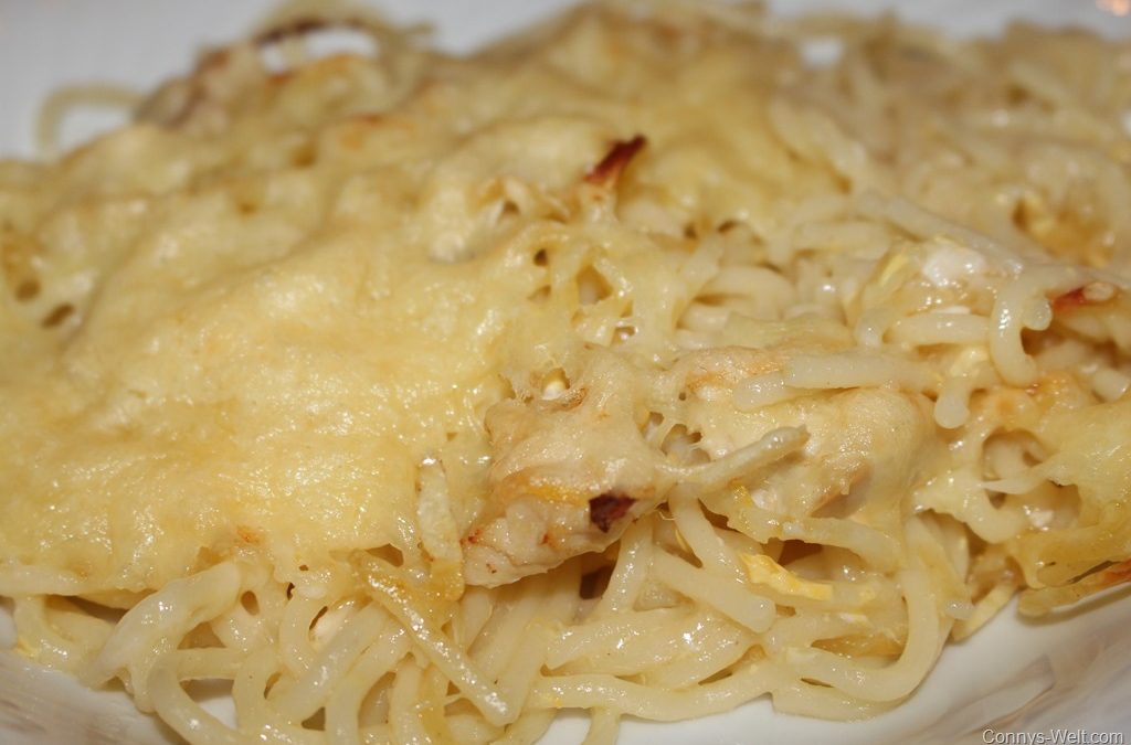 Leckeres Nudel-Geflügel-Auflaufgericht namens Spaghetti Tetrazzini