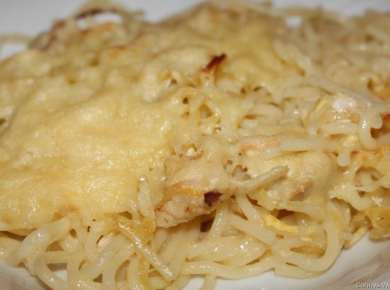 Leckeres Nudel-Geflügel-Auflaufgericht namens Spaghetti Tetrazzini
