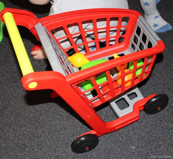 Passend zur Kinderküche: Der Einkaufswagen mit Obst und Gemüse
