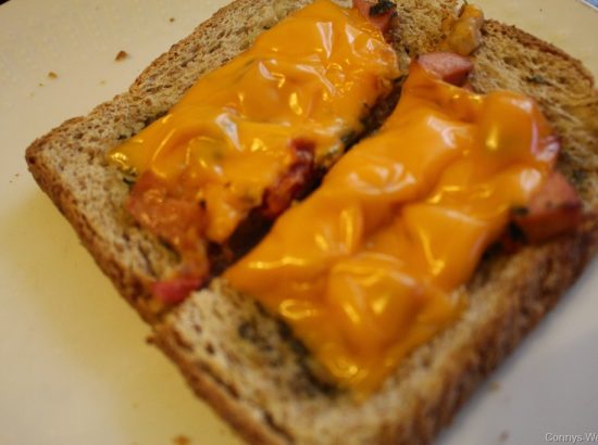 Überbackener Toast mit Tomate und Fleischwurst