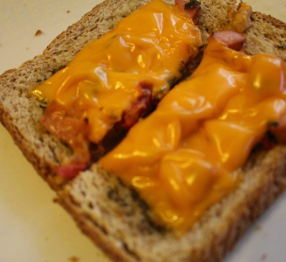 Überbackener Toast mit Tomate und Fleischwurst