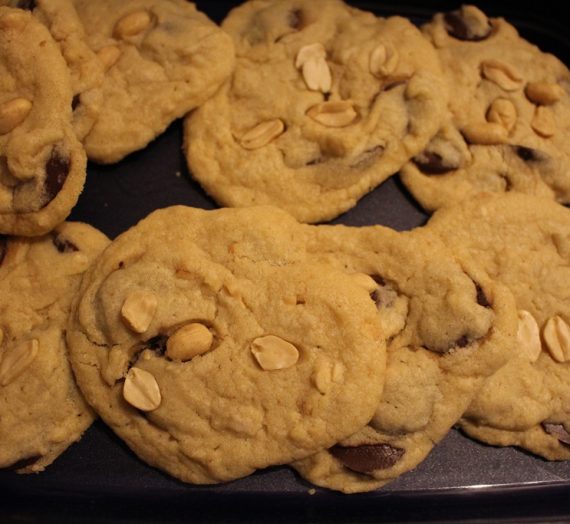 Knusprige Erdnuss-Cookies und Schokotropfen