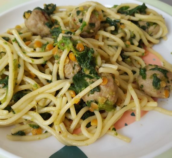Spaghetti mit Linsen, Spinat und Hackbällchen