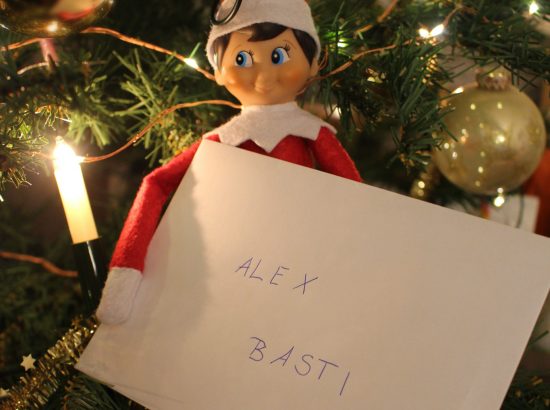 Elf on the shelf – Unsere Zeit mit Pizu dem Weihnachtselfen