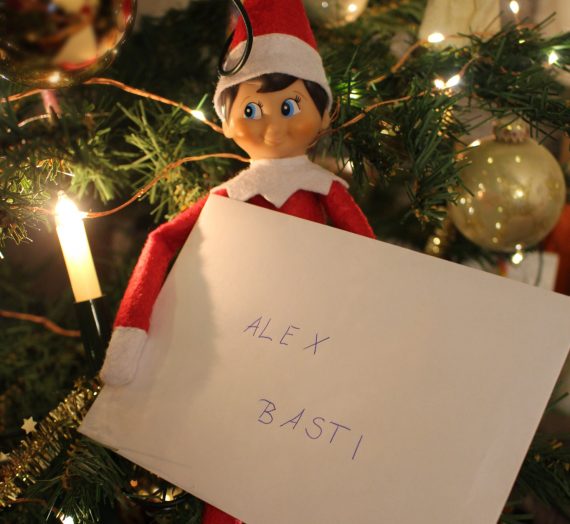 Elf on the shelf – Unsere Zeit mit Pizu dem Weihnachtselfen